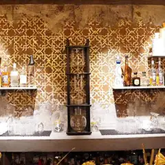 Applicator: Ricardo Leveratto. Product: Archi Concrete, Ironic. Metallo Fuso; Fase Silossanica (bar backsplash).